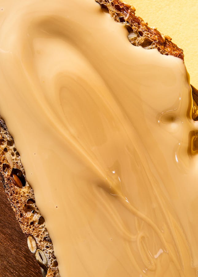 Weißes Mandelmus von KoRo auf Brot