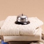Mailles pliées et desserts dans une scène éditoriale LILYSILK