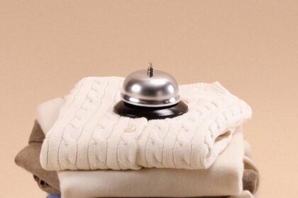 Mailles pliées et desserts dans une scène éditoriale LILYSILK
