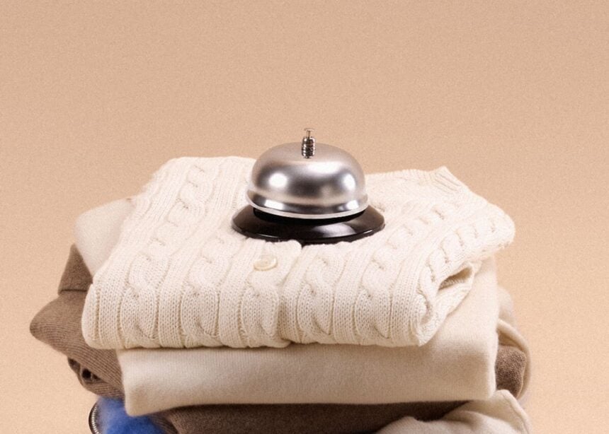 Mailles pliées et desserts dans une scène éditoriale LILYSILK