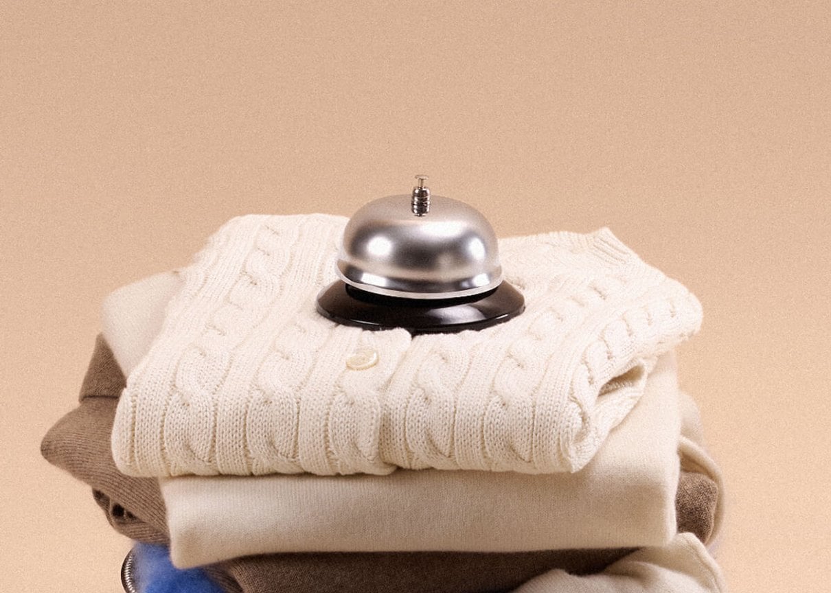 Mailles pliées et desserts dans une scène éditoriale LILYSILK