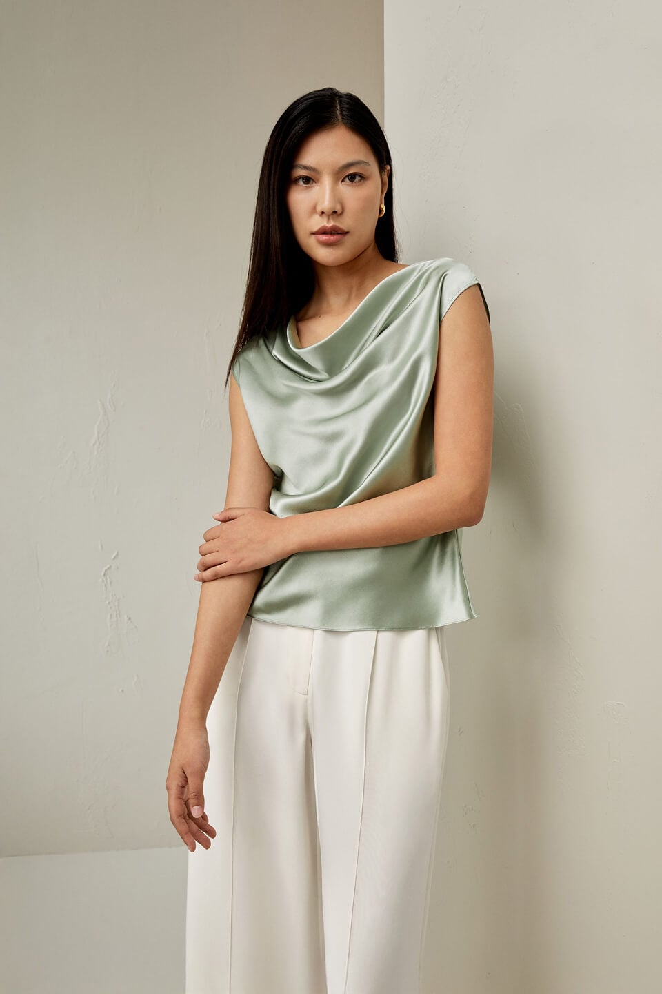 Top LILYSILK en soie charmeuse à col drapé