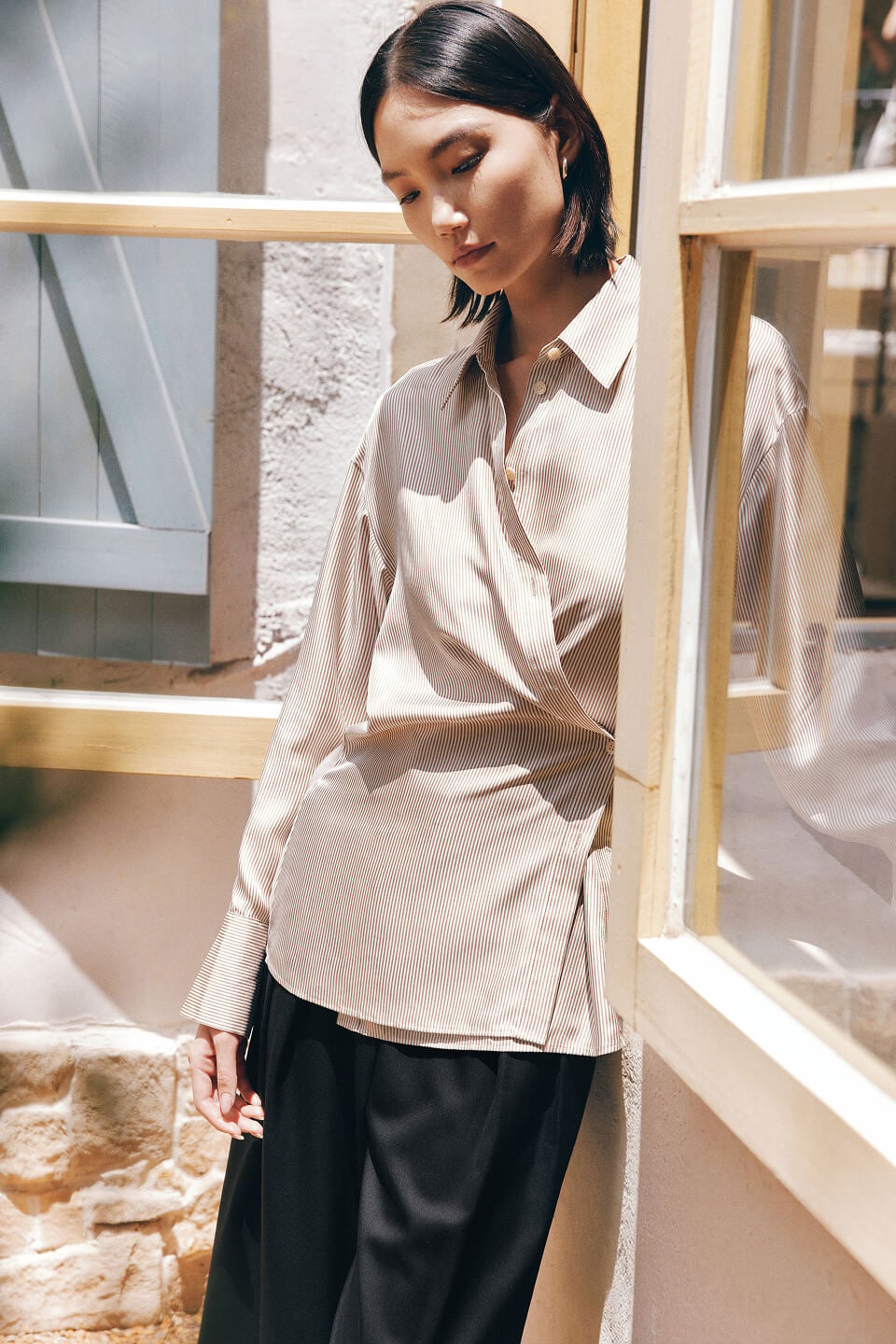 Elegante Seidenbluse in einer Modeaufnahme