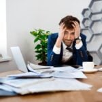 Persona revisando sus finanzas y buscando orientación financiera
