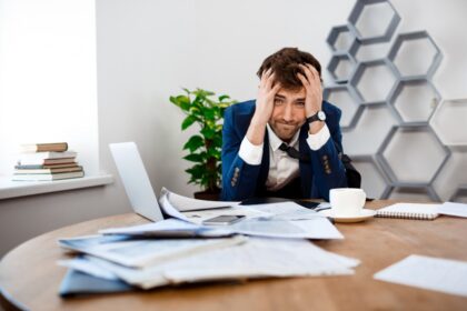 Persona revisando sus finanzas y buscando orientación financiera