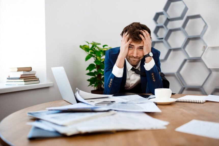 Persona revisando sus finanzas y buscando orientación financiera
