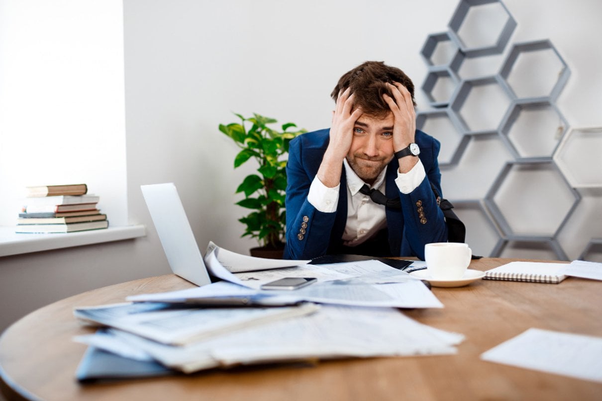 Persona revisando sus finanzas y buscando orientación financiera