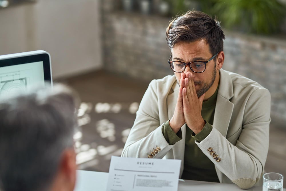 Hombre preocupado conversando en una reunión de asesoría