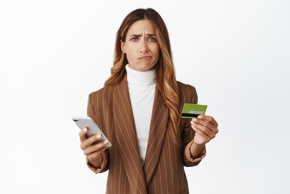 Persona protegiendo sus datos ante un posible fraude financiero
