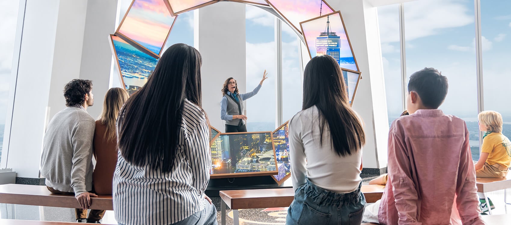 Grupo de visitantes disfrutando de una experiencia en One World Observatory