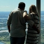 Visiteur profitant de la vue sur New York depuis One World Observatory