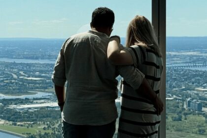 Visiteur profitant de la vue sur New York depuis One World Observatory