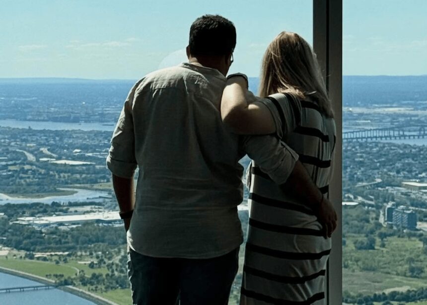 Visiteur profitant de la vue sur New York depuis One World Observatory