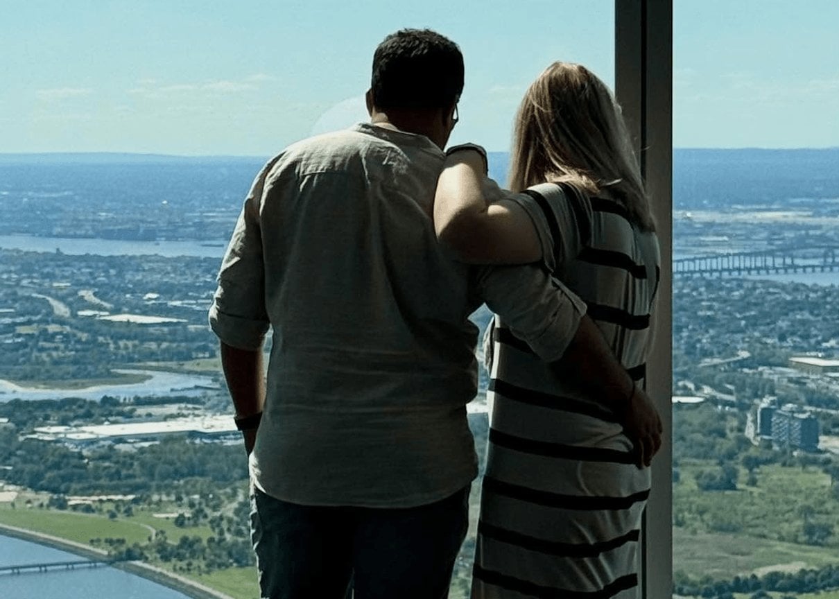 Visiteur profitant de la vue sur New York depuis One World Observatory