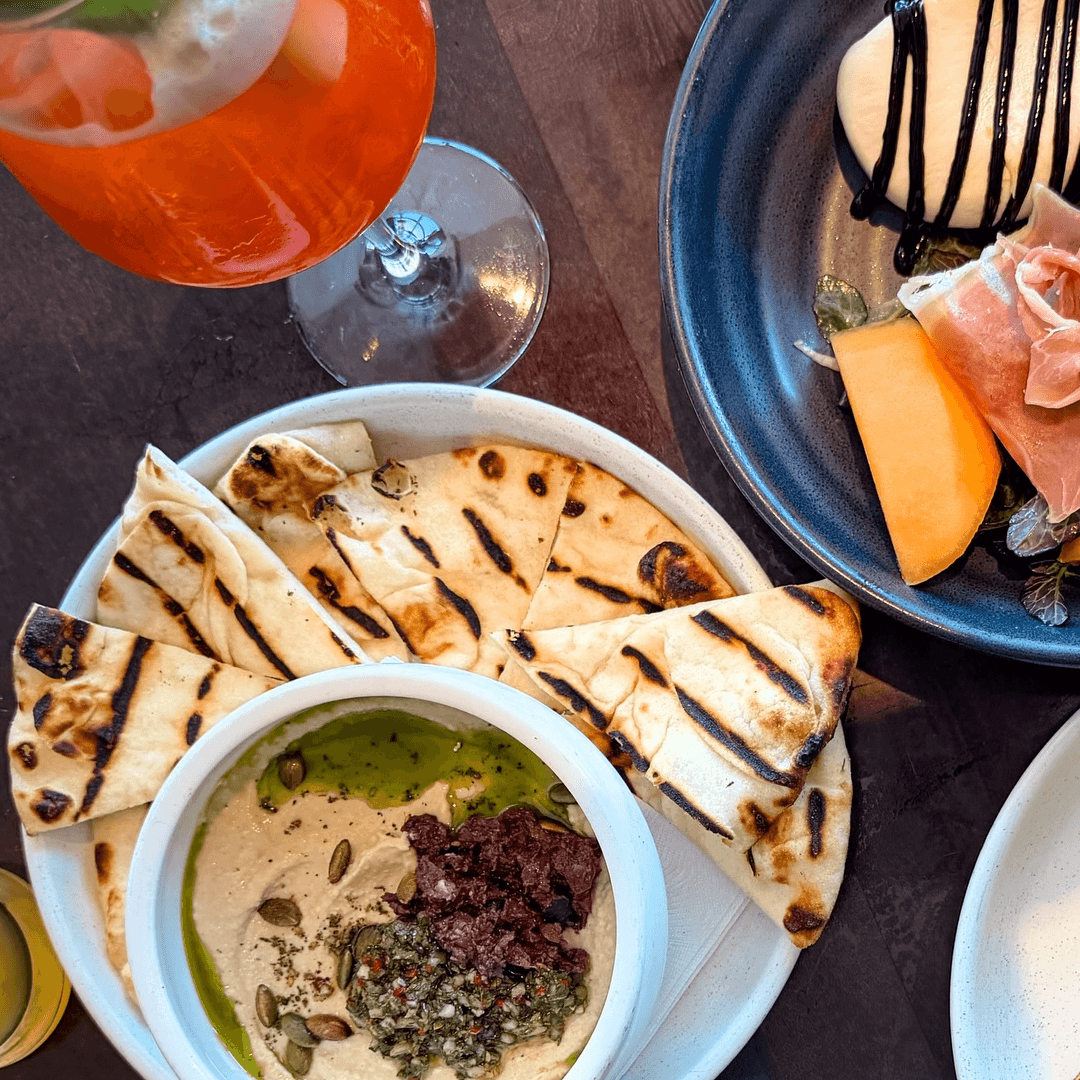 Client attablé au restaurant ONE Dine avec vue sur New York