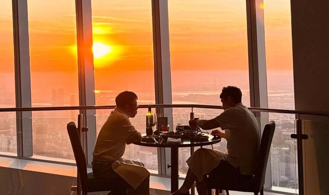 Comedor de ONE Dine preparado para una comida con vistas