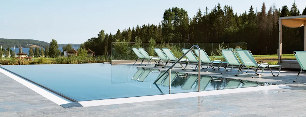 Outdoor infinity pool at a Strawberry spa