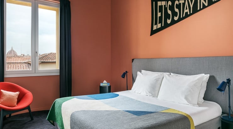 Large Double Room de The Social Hub con cama doble y ventana