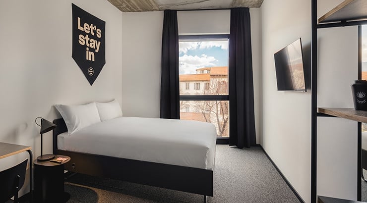 Standard Double Room de The Social Hub con cama doble y escritorio