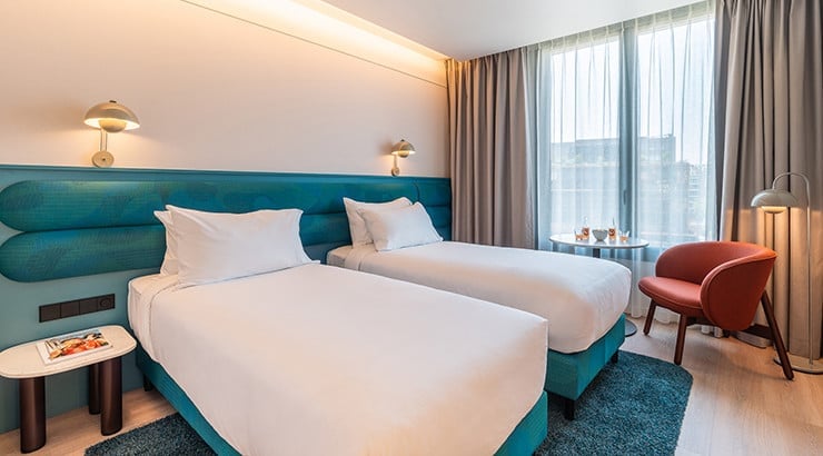 Twin Room de The Social Hub con dos camas individuales y escritorio