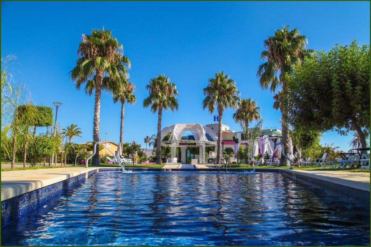 Hotellmiljö på Grecian Bay Hotel på Cypern