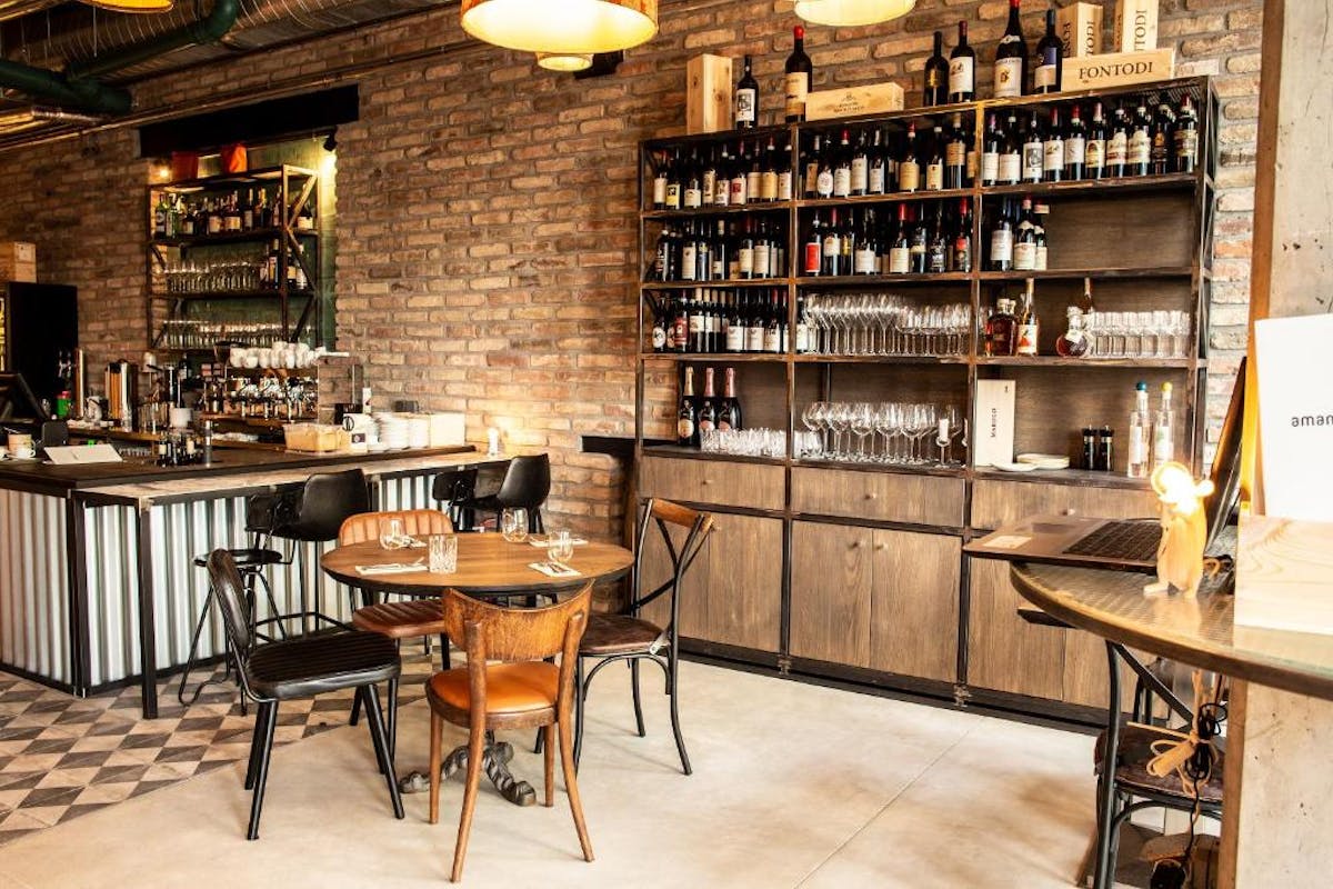 Restaurangbar med sittplatser på ett hotell