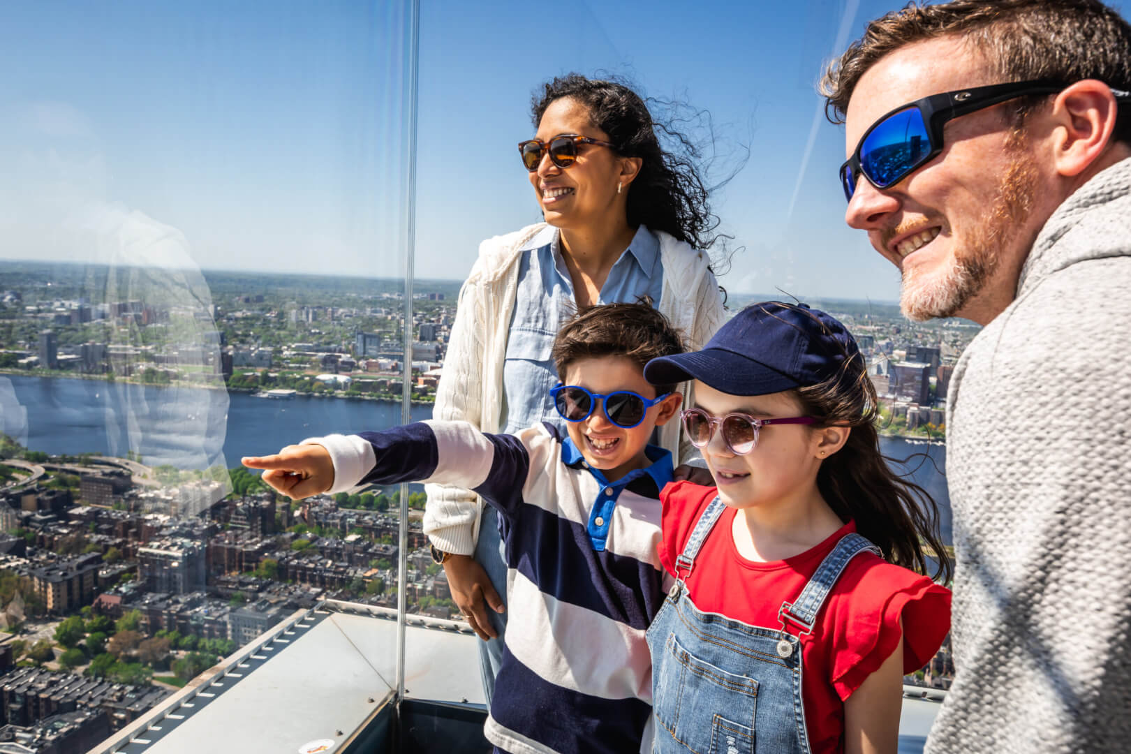 Familie mit Kindern auf dem View Boston Observation Deck