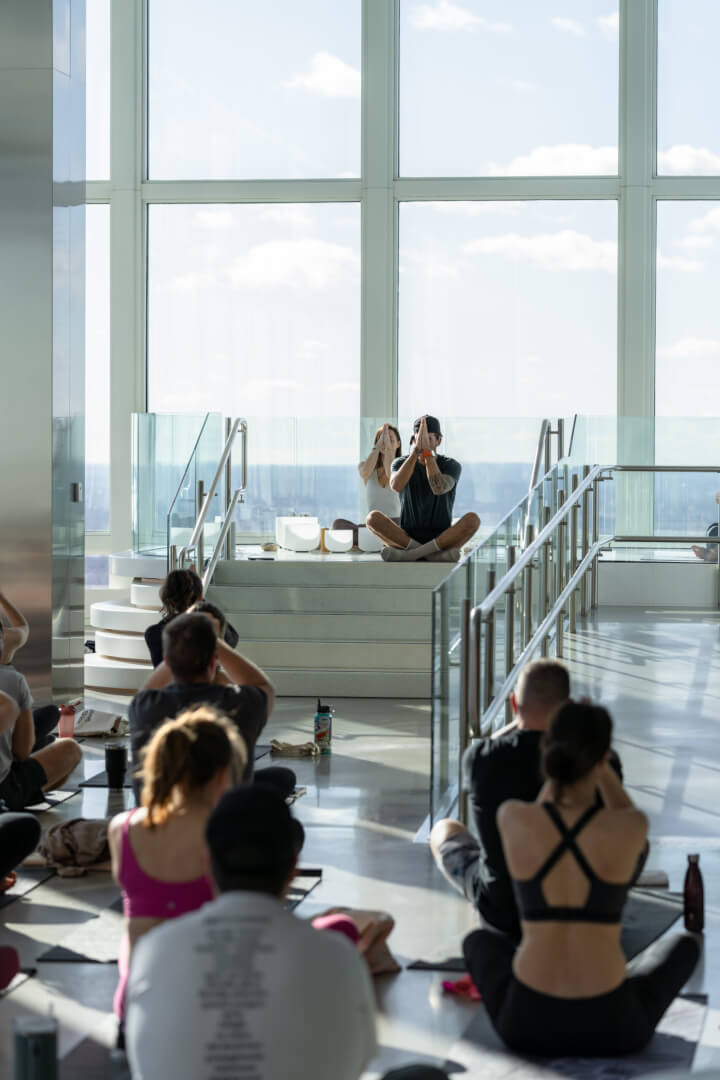 Indoor-Yoga- und Sound-Bath-Kurs bei View Boston