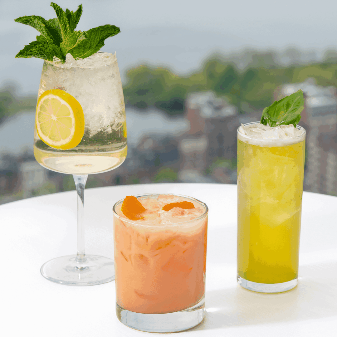Signature-Sommercocktails von Stratus bei View Boston