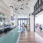 Stratus Rooftop Bar mit Bostoner Skyline bei View Boston