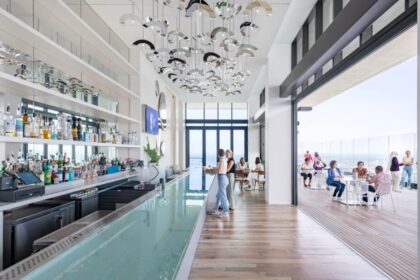 Stratus Rooftop Bar mit Bostoner Skyline bei View Boston