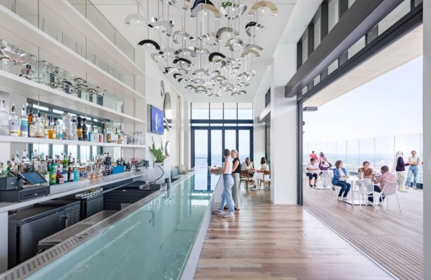 Stratus Rooftop Bar mit Bostoner Skyline bei View Boston