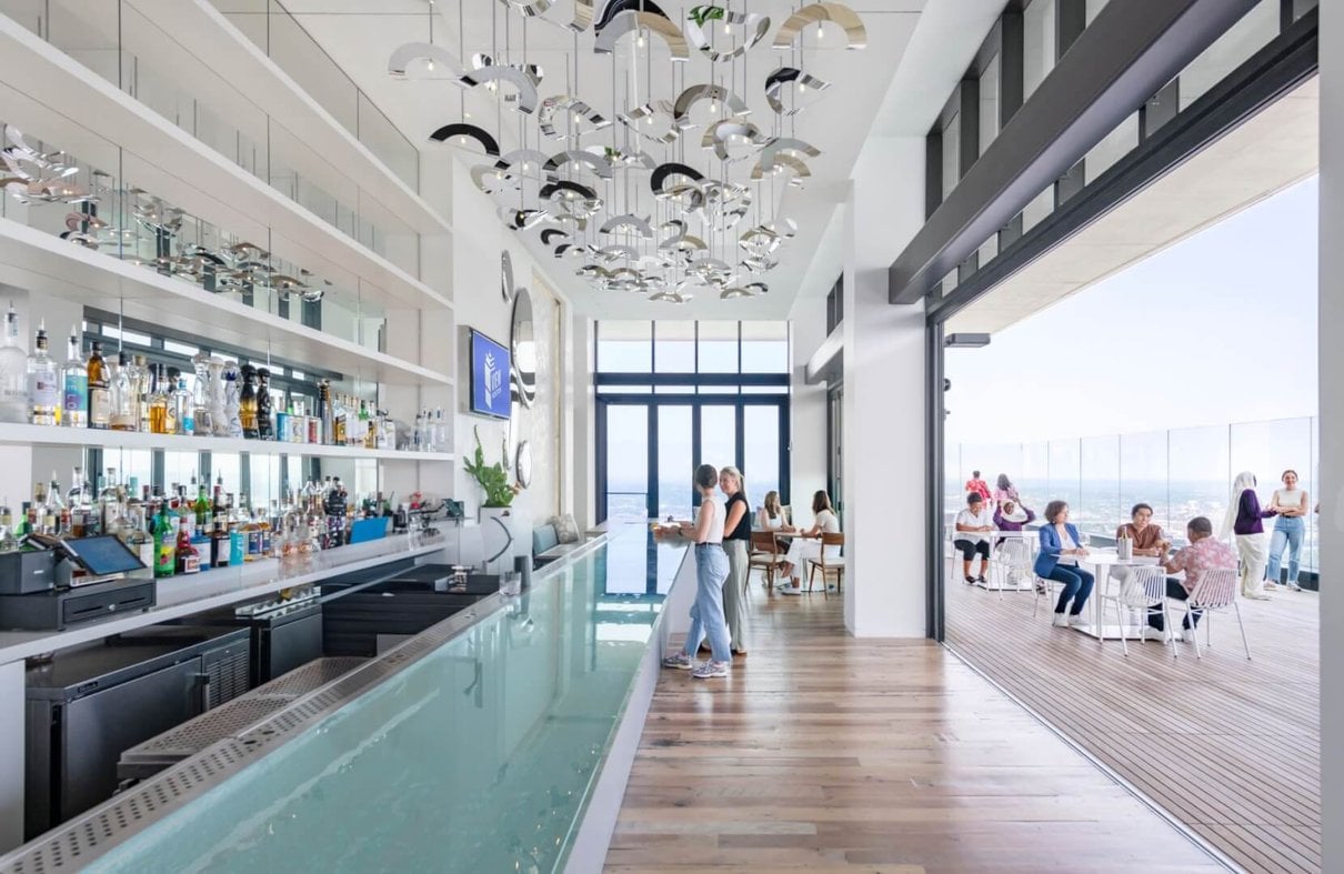 Stratus Rooftop Bar mit Bostoner Skyline bei View Boston