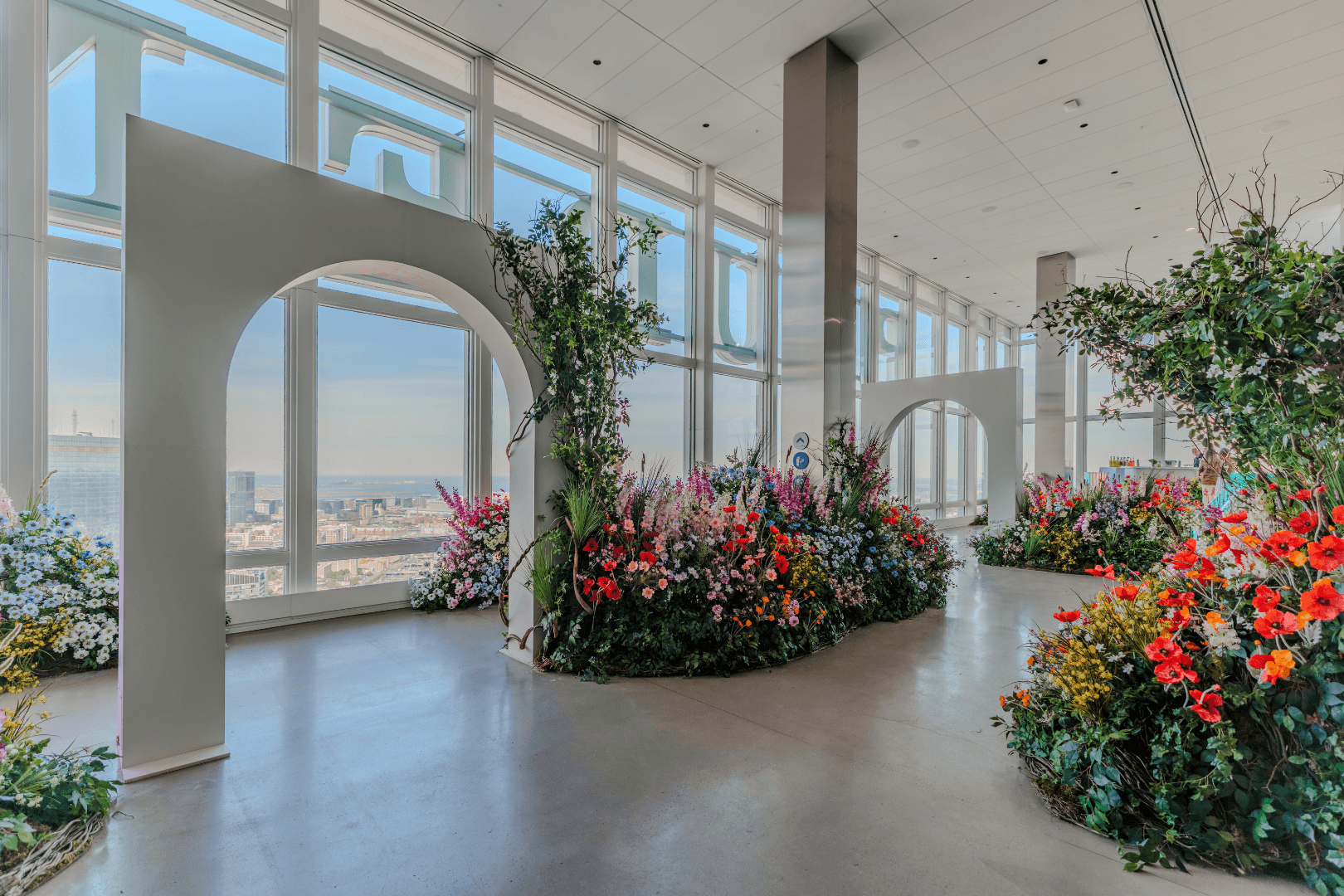 Bunte immersive Installation Summer Reimagined bei View Boston
