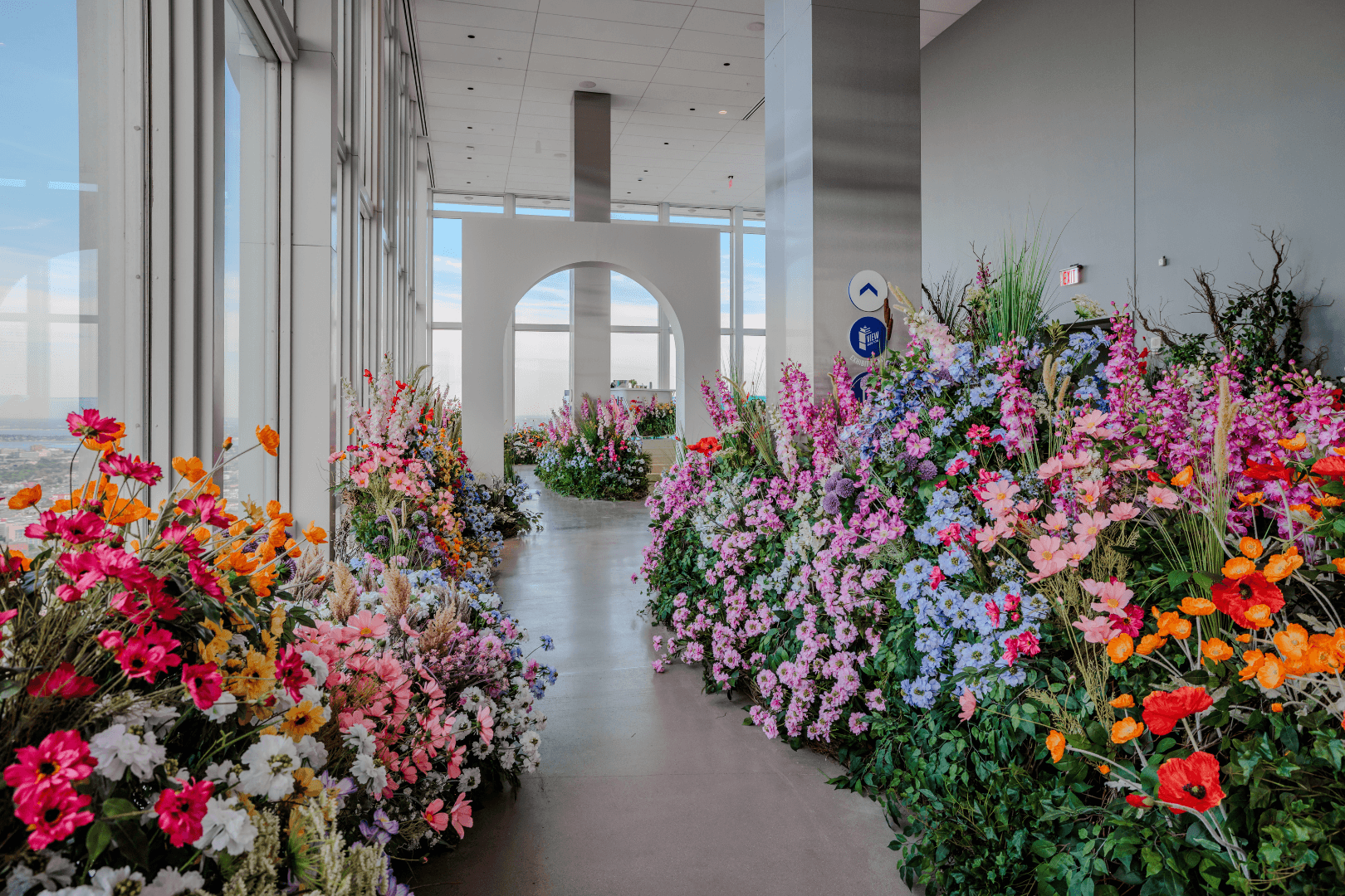 Farbige immersive Installation von Summer Reimagined bei View Boston