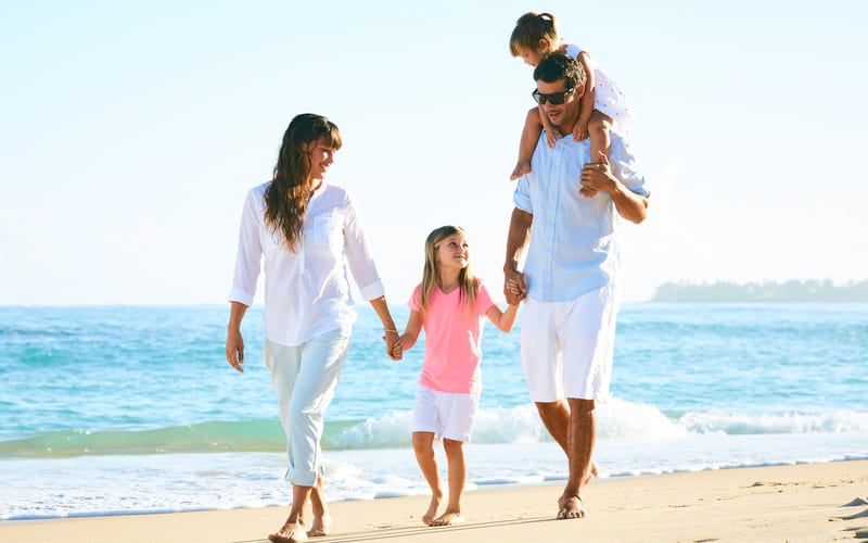 Famiglia in vacanza sulla spiaggia
