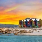 Paesaggio costiero africano al tramonto