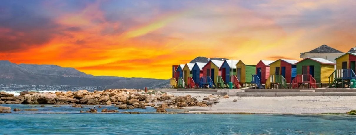 Paesaggio costiero africano al tramonto