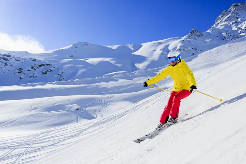 Sciatore in una località di montagna