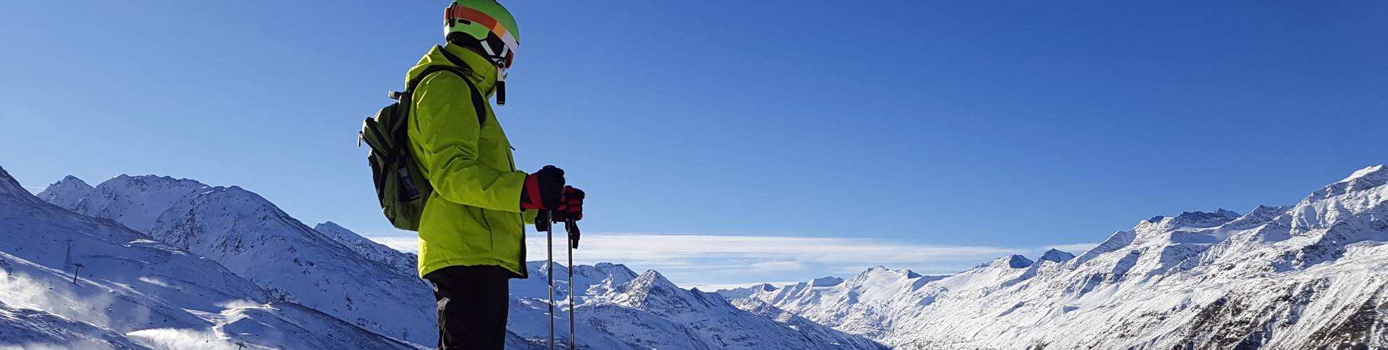 Sciatore davanti a un paesaggio montano