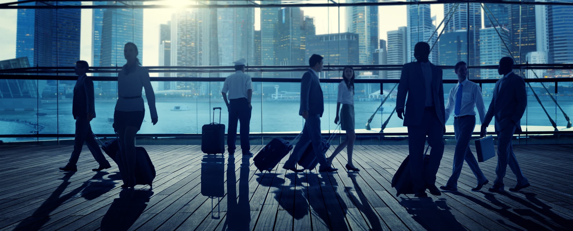Viaggiatori con valigie in un terminal moderno