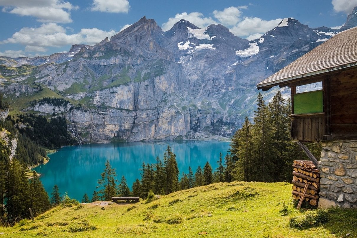 Paesaggio alpino svizzero durante un viaggio