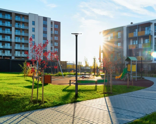 Lampa solarna SUNLO oświetlająca teren osiedla