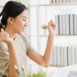 Mujer usando una laptop para revisar sus finanzas personales