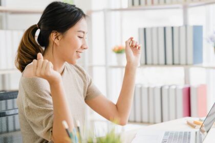 Mujer usando una laptop para revisar sus finanzas personales