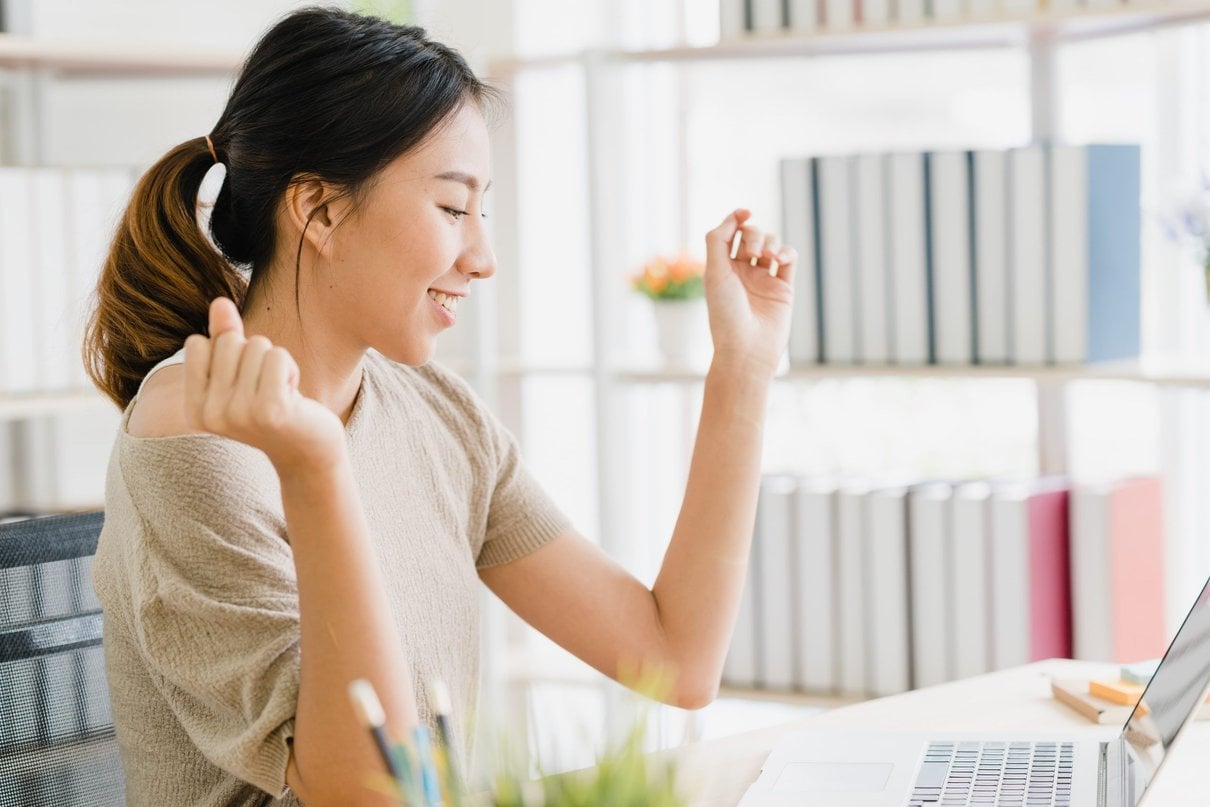 Mujer usando una laptop para revisar sus finanzas personales