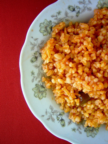 Ugotowana kasza bulgur na talerzu