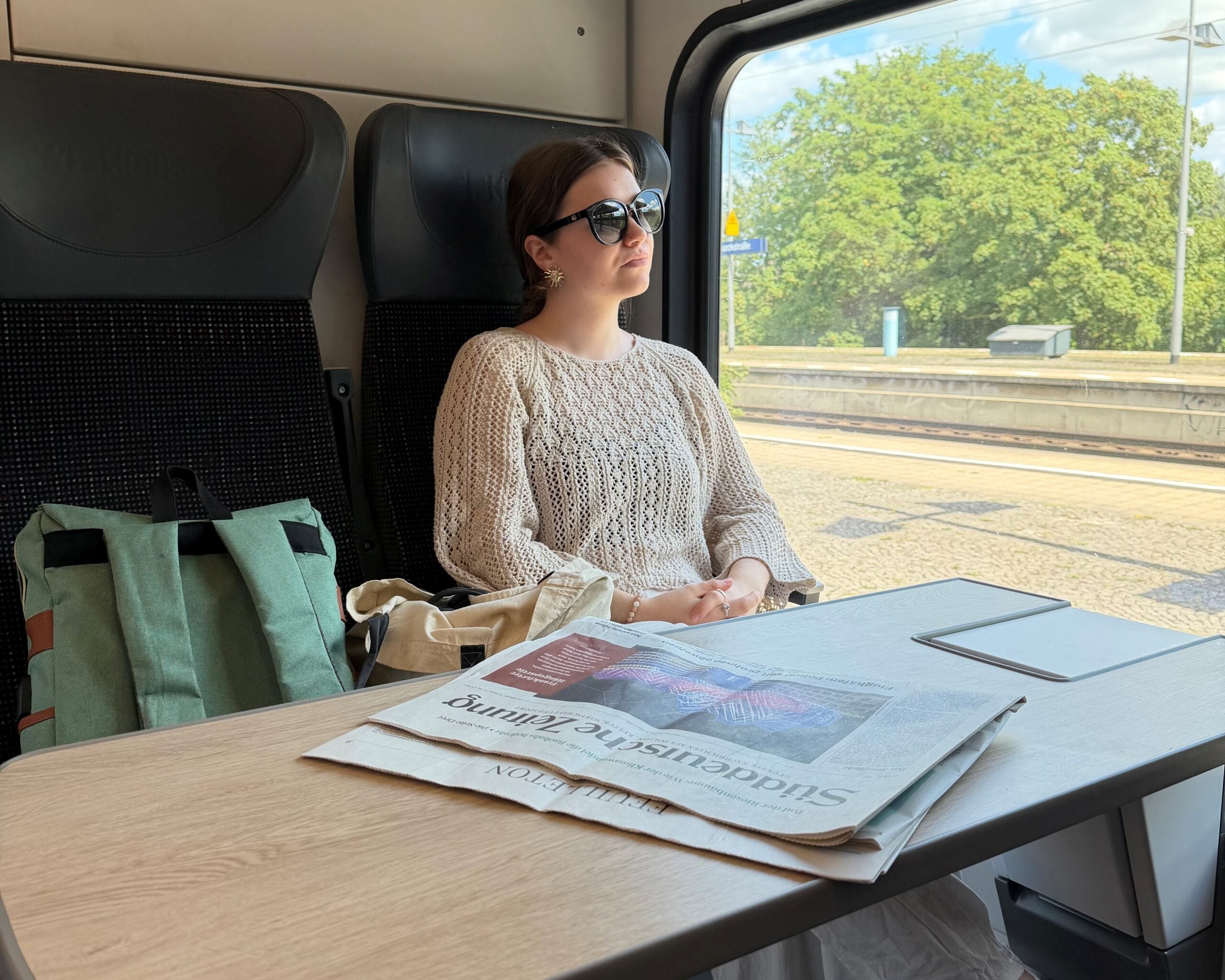 Reisende sitzt ruhig im Zug