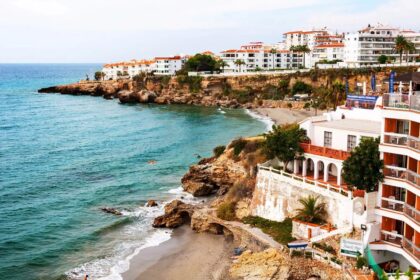 Localidad costera y playa de la Costa del Sol