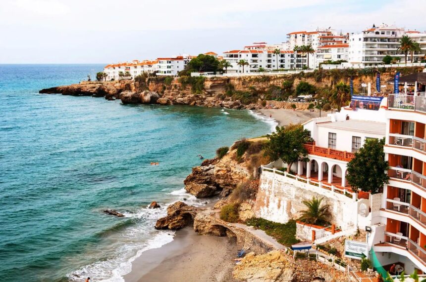 Localidad costera y playa de la Costa del Sol